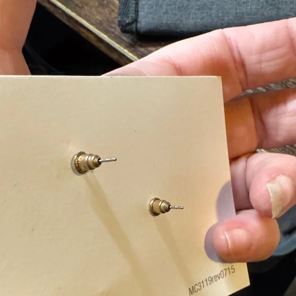 Elegant Cameo Stud Earrings with Crystal Accents - Picture 2 of 4